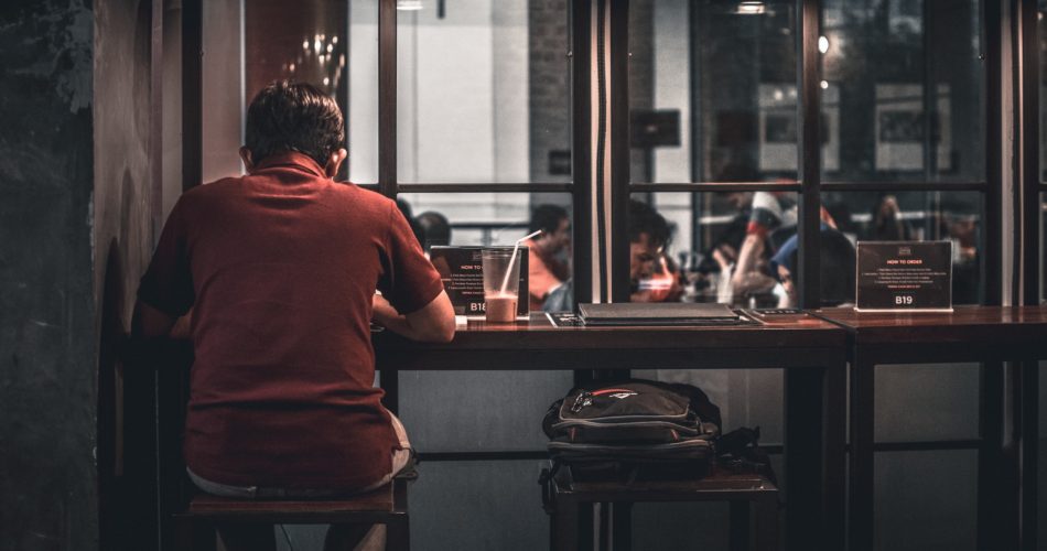 カフェで一人座っている男性
