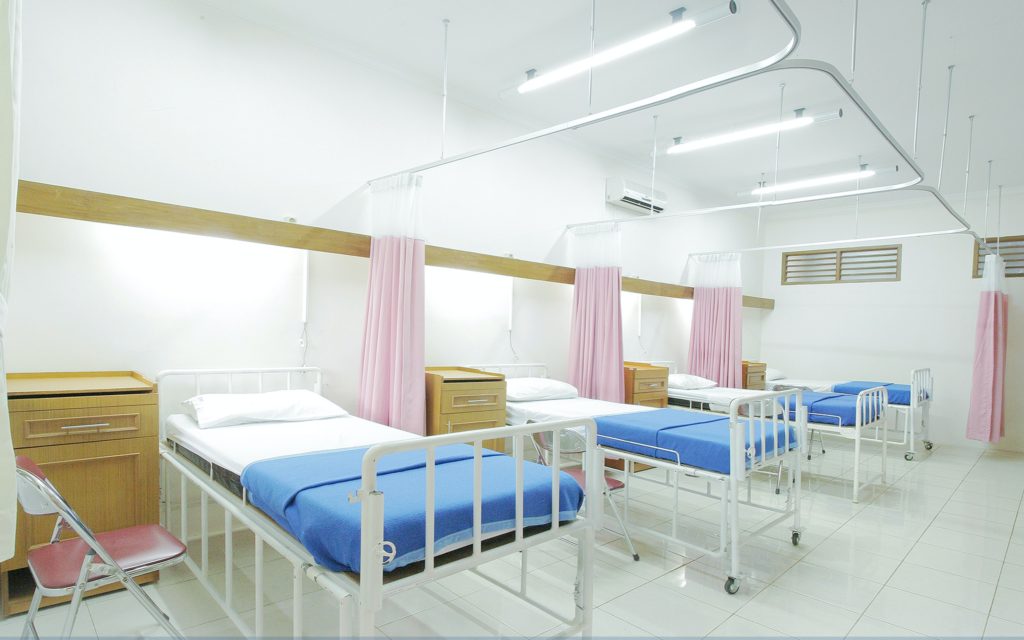 病室に並ぶベッド