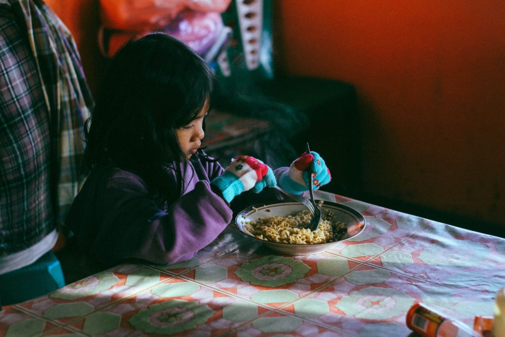 米を食べようとしている少女