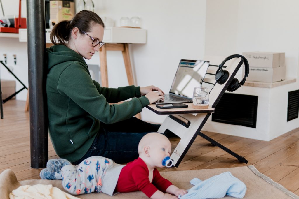 赤ちゃんを観ながらパソコンをする女性