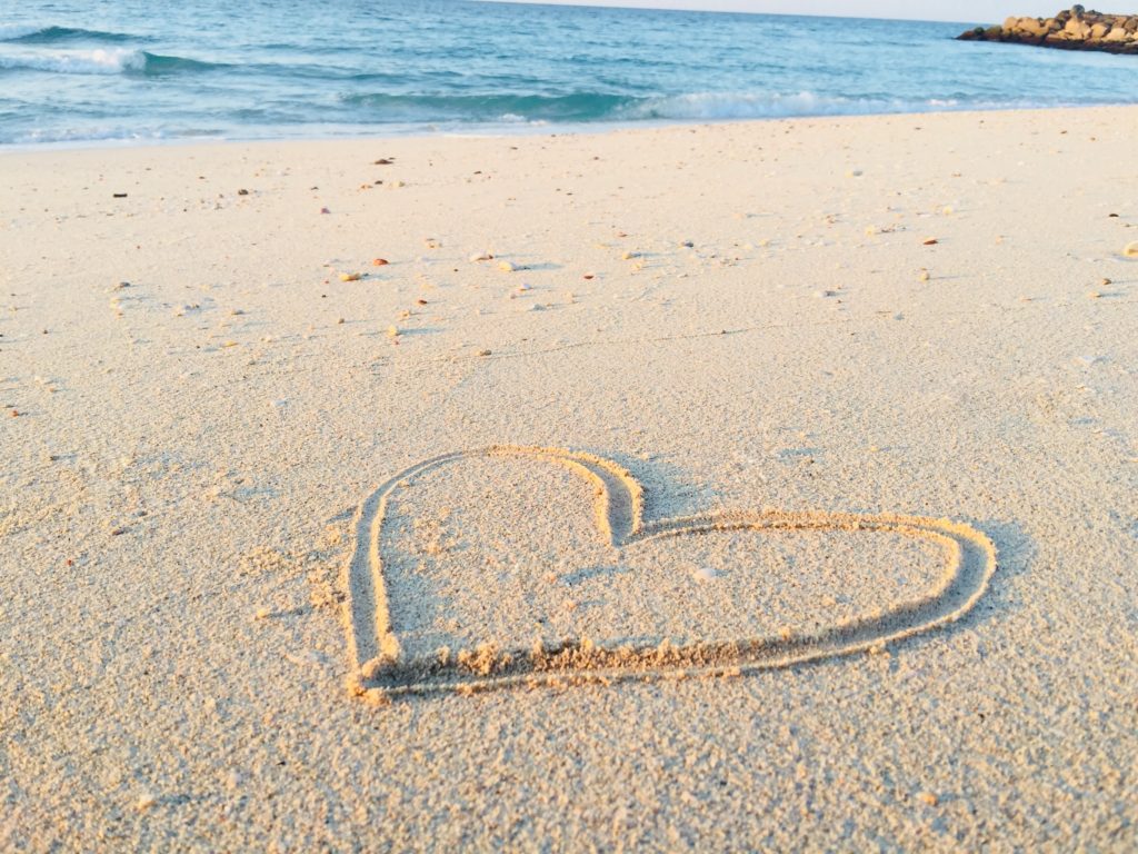 砂浜に描かれているハートマーク