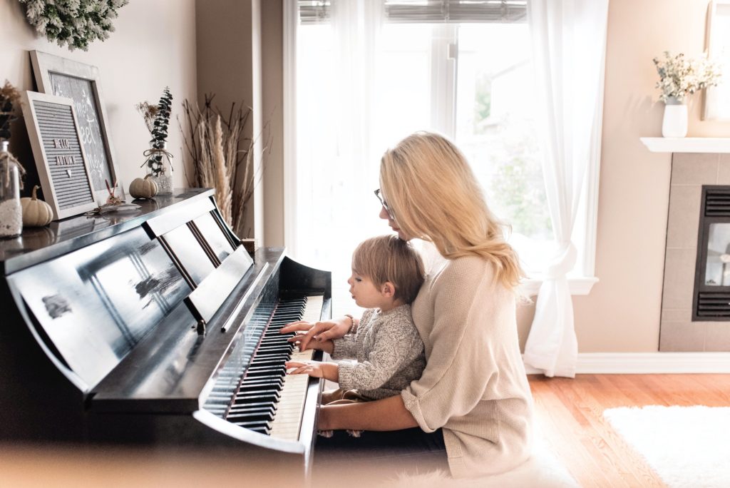 母と子供が一緒にピアノを弾いている