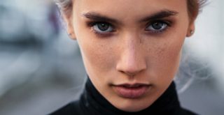 まっすぐ前を見ている女性のアップ