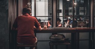 カフェで一人座っている男性