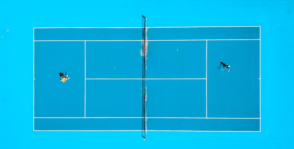 青色のテニスコート