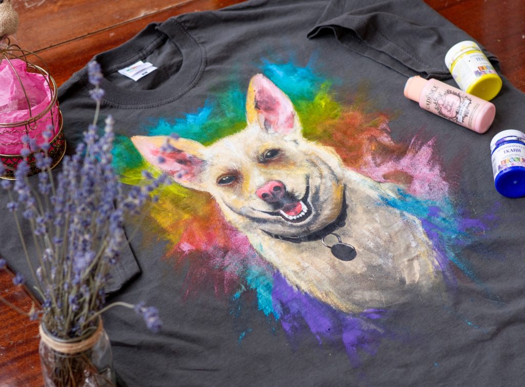 A pet portrait painted on a T-shirt.
